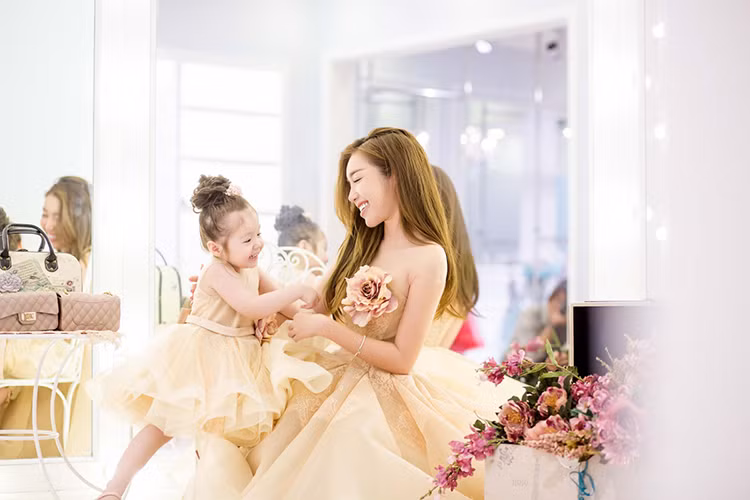 Khi được diện váy giống mẹ, bé Mộc Trà trông như một phiên bản nhí của mẹ Elly Trần và tỏ ra khá thích thú với ngoại hình này. 