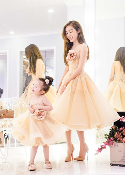 Elly Trần tiết lộ thêm, nguồn cảm hứng cho cô thực hiện điều này bắt nguồn từ chính cô con gái Mộc Trà và cậu con trai Túc Mạch.