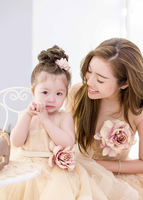 Trong suốt quá trình chụp ảnh, Elly Trần không quên chăm sóc, quan tâm cho cô con gái nhỏ của mình. 