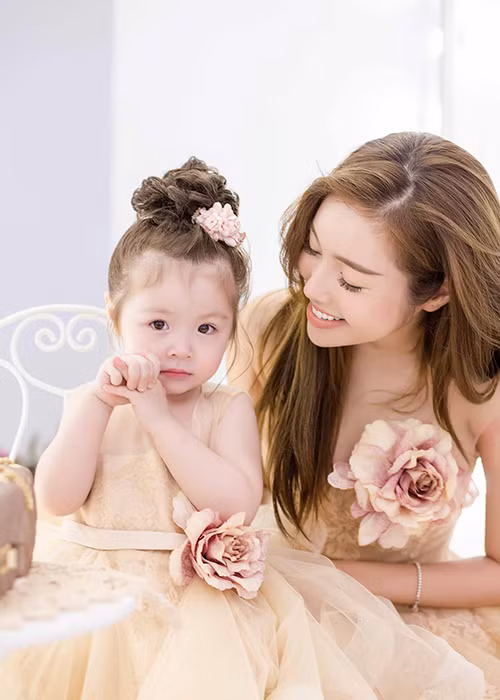 Trong suốt quá trình chụp ảnh, Elly Trần không quên chăm sóc, quan tâm cho cô con gái nhỏ của mình. 