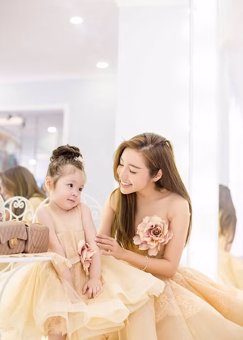 Trong bộ ảnh mới, con gái Elly Trần cùng mẹ diện kiểu váy xòe bồng của NTK Anh Thư. 