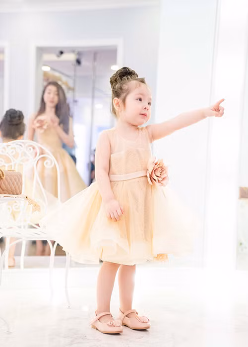 Vốn quen với ống kính máy ảnh, con gái Elly Trần có tâm trạng thoải mái, vui vẻ trong buổi chụp. 