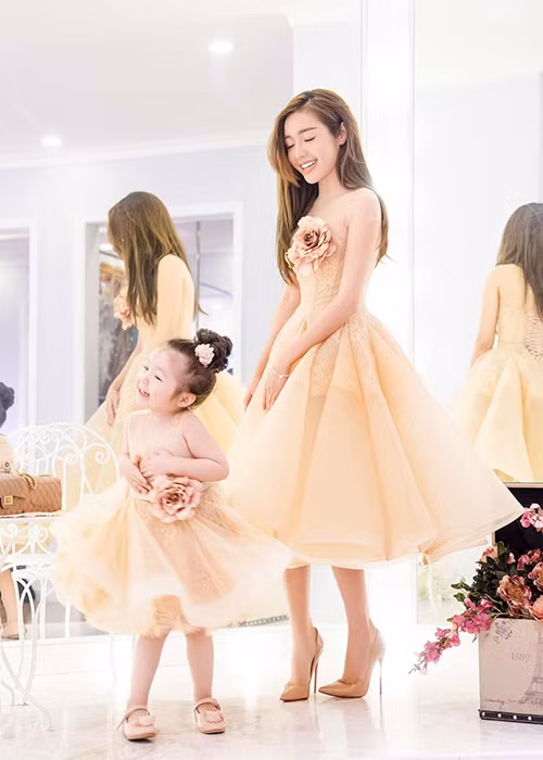 Elly Trần tiết lộ thêm, nguồn cảm hứng cho cô thực hiện điều này bắt nguồn từ chính cô con gái Mộc Trà và cậu con trai Túc Mạch.