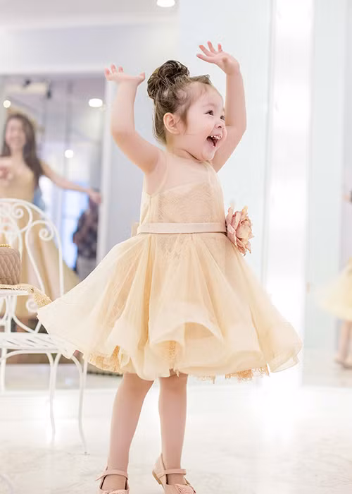 Con gái hot girl Elly Trần hiện đã được hơn 2 tuổi và càng lớn càng xinh xắn, dễ thương. 