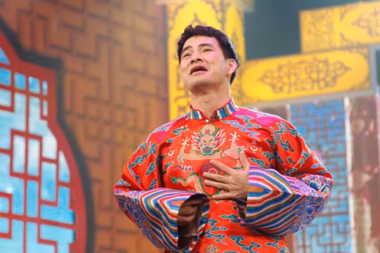 Vai Nam Tào tiếp tục được đảm nhận bởi Xuân Bắc. Trong buổi chầu năm nay, nhân vật này bất ngờ bị Ngọc Hoàng cách chức để thử thách các Táo. (Ảnh: Tuổi trẻ)