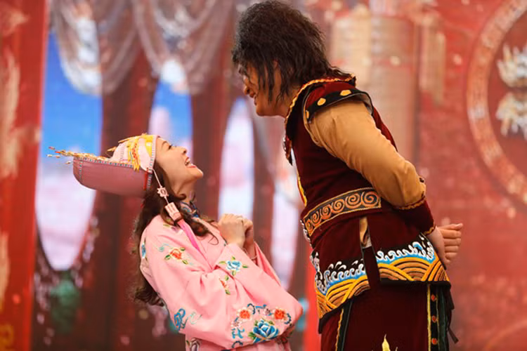 Là gương mặt kỳ cựu, “Táo” Vân Dung có màn tung hứng ăn ý với “Thiên Lôi” Lưu Mạnh Dũng trong buổi ghi hình đầu tiên của Táo quân. (Ảnh: Zing)