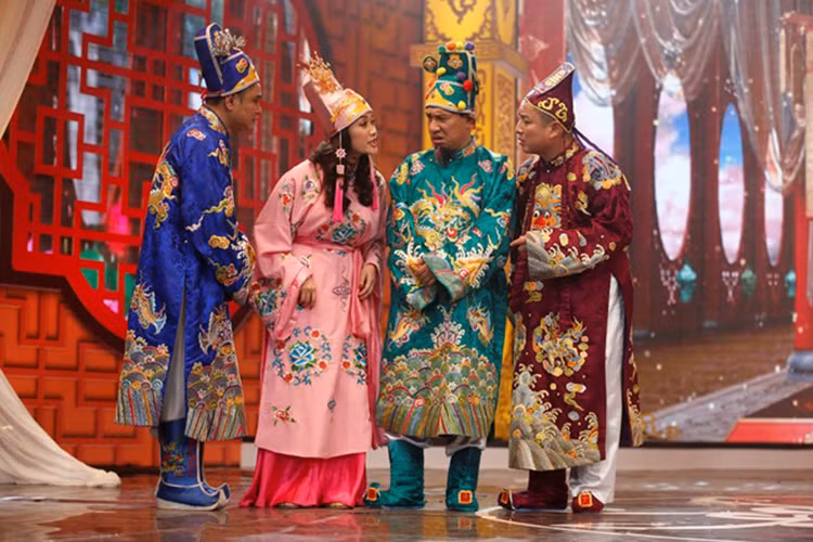 4 Táo: Kinh - Công ( Kinh tế - Công thương), Môi trường, Giáo dục và Công chức mỗi người một vẻ mặt trước khi báo cáo với Ngọc Hoàng các sự kiện nổi bật trong năm qua: vấn đề môi trường, bổ nhiệm cán bộ, lựa chọn người tài chứ không chọn người nhà…(Ảnh: Zing)