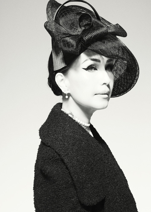 Diện thiết kế nằm trong BST “Huyền thoại những chiếc đầm đen” của Đỗ Mạnh Cường, Diễm My tái hiện sắc nét hình ảnh người phụ nữ cổ điển nhưng vẫn phảng phất tinh thần hiện đại.