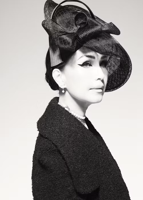 Diện thiết kế nằm trong BST “Huyền thoại những chiếc đầm đen” của Đỗ Mạnh Cường, Diễm My tái hiện sắc nét hình ảnh người phụ nữ cổ điển nhưng vẫn phảng phất tinh thần hiện đại.