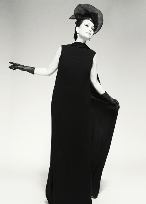 Dù chỉ truyền tải thông điệp của cái đẹp qua 2 gam màu tương phản trắng đen nhưng Diễm My đã có sức hút ở chiều sâu của tâm hồn cùng sự hòa quyện tuyệt đối giữa ánh sáng, màu sắc.