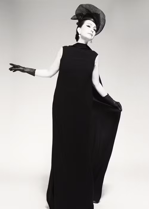 Dù chỉ truyền tải thông điệp của cái đẹp qua 2 gam màu tương phản trắng đen nhưng Diễm My đã có sức hút ở chiều sâu của tâm hồn cùng sự hòa quyện tuyệt đối giữa ánh sáng, màu sắc.