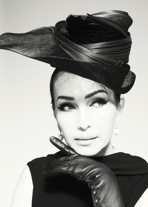 Tông trang điểm sắc nét với điểm nhấn ở đường kẻ mắt mèo khiến người xem khó rời mắt khỏi Diễm My.