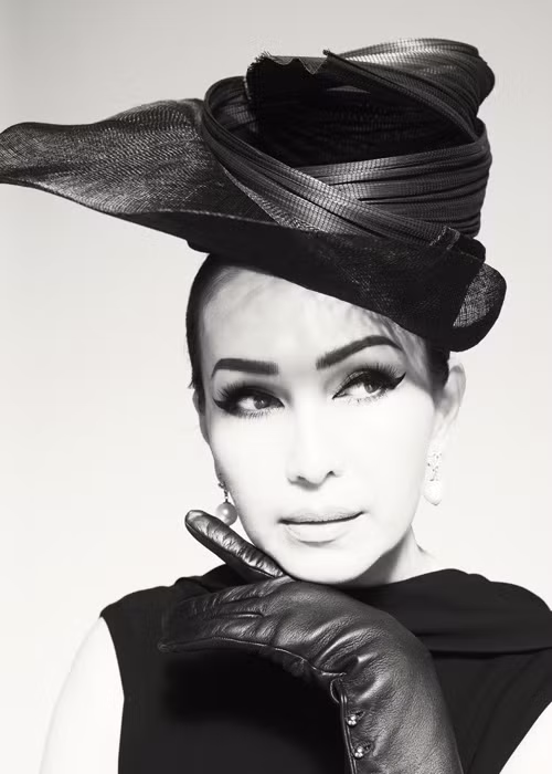 Tông trang điểm sắc nét với điểm nhấn ở đường kẻ mắt mèo khiến người xem khó rời mắt khỏi Diễm My.