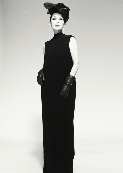 Đầm suông cổ lọ dài đơn giản trở nên bắt mắt hơn khi được Diễm My kết hợp cùng găng tay da, mũ đội đầu cổ điển thanh lịch, sang trọng.