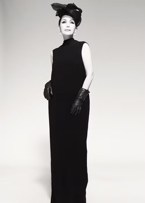 Đầm suông cổ lọ dài đơn giản trở nên bắt mắt hơn khi được Diễm My kết hợp cùng găng tay da, mũ đội đầu cổ điển thanh lịch, sang trọng.