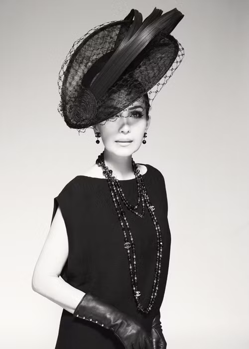 Bộ ảnh Diễm My được thực hiện bởi nhiếp ảnh gia Milor Trần với sự hỗ trợ của ê-kíp gồm: trang điểm Quân Nguyễn, làm tóc Pu Lê, trang phục Đỗ Mạnh Cường.