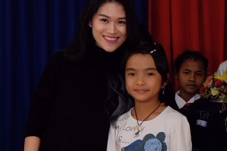 Để xóa bỏ khoảng cách trong lần đầu gặp gỡ, “cháu gái Đàm Vĩnh Hưng” còn chủ động cùng các em học sinh tham gia các phần giao lưu, trò chơi vui nhộn.