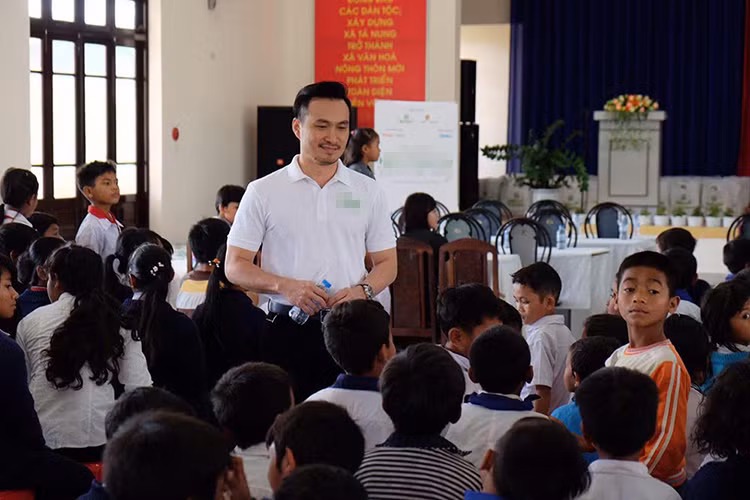 Diễn viên Chi Bảo cũng tham gia buổi trao quà Tết cho trẻ em nghèo. Đây là hoạt động khởi động hành trình “Hiểu về trái tim – Đưa em đến trường" của quỹ từ thiện “Hiểu về trái tim”.