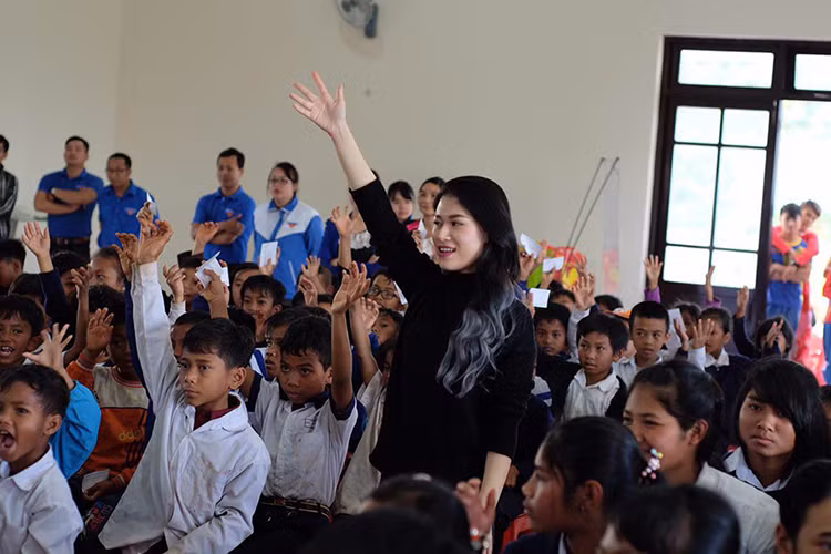 Khi có mặt tại xã Tà Nung, Ngọc Thanh Tâm đã đến tận các trường, lớp học để trò chuyện và trao những phần quà thiết yếu cho các em nhỏ.