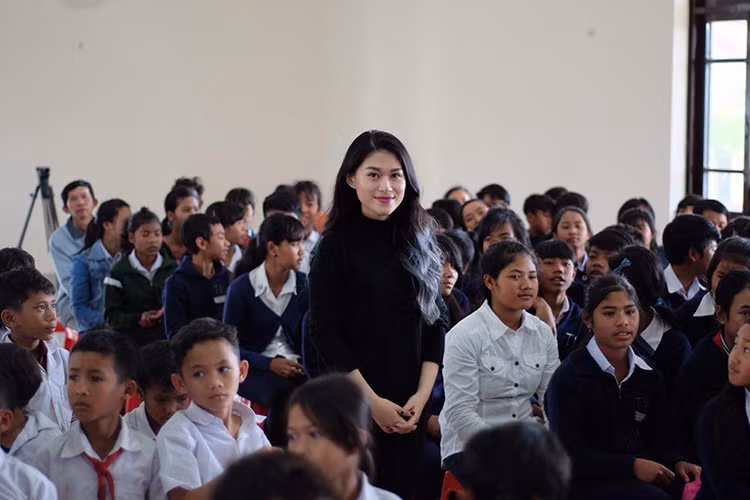 Ngọc Thanh Tâm đã không ngại vất vả để đến vùng đất cách trung tâm thành phố 16 km và có phần lớn là người dân tộc đang gặp nhiều khó khăn.