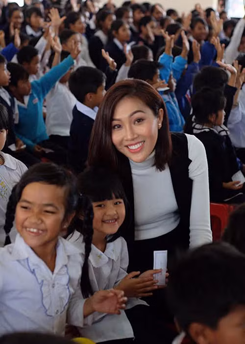 Trong hành trình từ thiện, Diệu Ngọc luôn tỏ ra thân thiện khi vui vẻ trò chuyện cùng các em nhỏ.