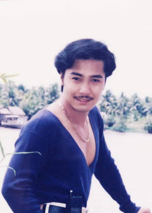 Khi dòng phim mỳ ăn liền thoái trào, Lý Hùng cẩn trọng hơn trong việc lựa chọn kịch bản, vai diễn. Ngoài đóng phim, anh còn đam mê ca hát. Trong những năm qua, Lý Hùng không ngại đến vùng sâu, vùng xa để biểu diễn phục vụ bà con. (Ảnh: Giadinhvietnam) 