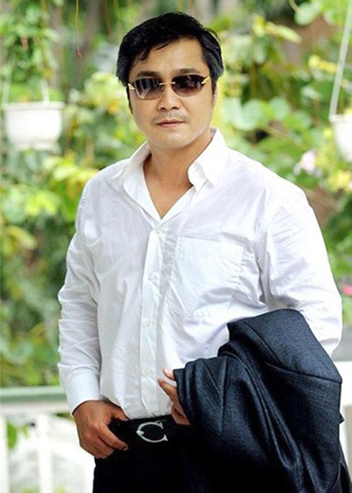 Đối với Lý Hùng, yêu chậm nhưng chắc sẽ tốt hơn vội vàng, chớp nhoáng. Nam tài tử cũng phủ nhận chuyện độc thân vì quá kén chọn. Anh nghĩ rằng anh sẽ yêu hết lòng nếu người phụ nữ biết trân trọng giá trị gia đình. (Ảnh: Tiền Phong) 