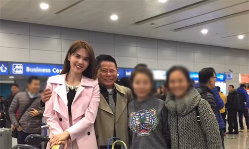 Hoang Kieu cuoi tit mat khi hoi ngo Ngoc Trinh o Thuong Hai-Hinh-2