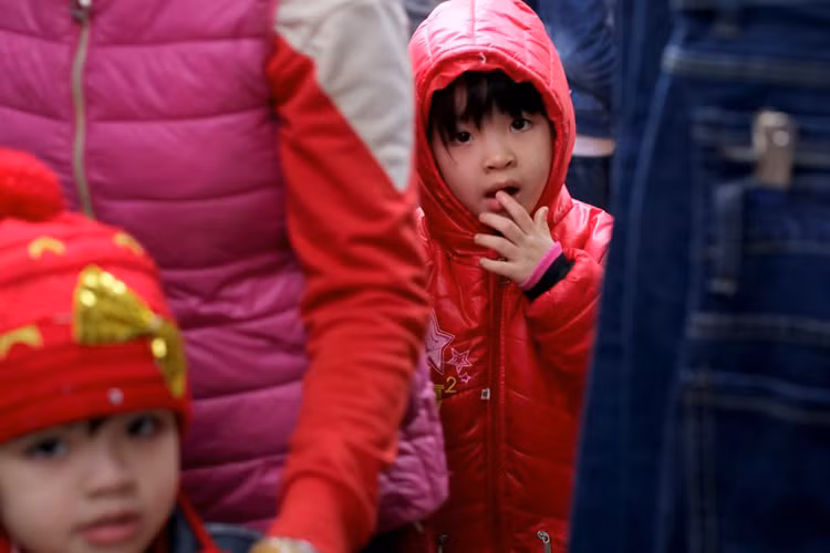 Những em nhỏ háo hức được cha mẹ đưa đi chơi phiên chợ Nủa cuối cùng của năm.