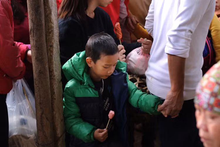 Món quà quê mộc mạc như kẹo vừng, lạc... ở các phiên chợ quê xưa giờ khá hiếm. Trong khi đó thịt nướng, xúc xích... trở thành món quà vặt yêu thích của bọn trẻ.