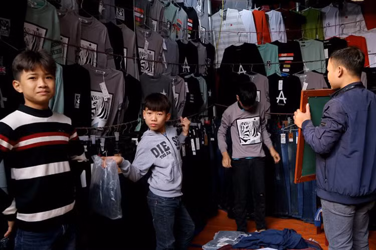 Những cậu trò nhỏ cùng là học sinh lớp 8 phấn khởi mua sắm quần áo diện tết.