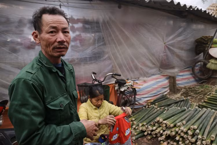 Ông Đỗ Văn Toản, người có thâm niên gần 40 năm buôn ống giang ở chợ Nủa cho biết, từ thời xa xưa người dân Bình Phú đã lưu truyền câu "Gái 22, trai 27" phân chia ngày đi chợ của 2 giới.