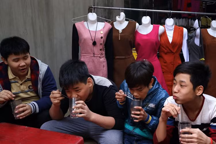 Hàng quà vặt là điểm dừng chân của đám "nhất quỷ, nhì ma...".