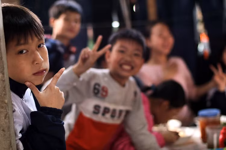 Những quán ăn như bún, phở, bánh cuốn thường là điểm đến kết thúc buổi chơi chợ của các em.