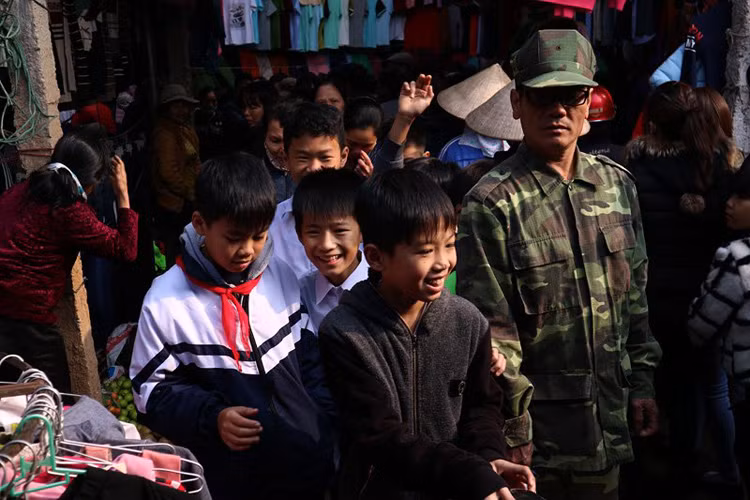 Trẻ em ở độ tuổi học tiểu học nô nức đi chợ phiên.