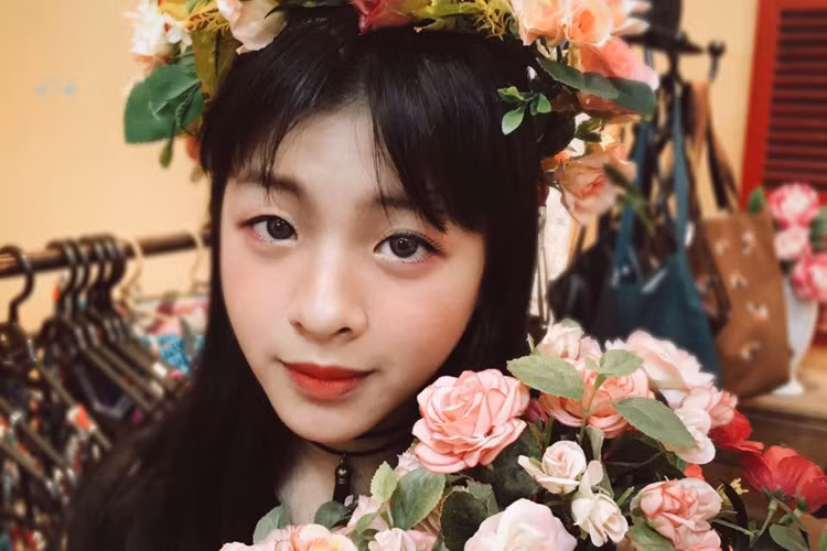 Hát hay và xinh đẹp, cô con gái thứ hai của nghệ sĩ Chiều Xuân cũng đã có lượng người hâm mộ nhất định cũng như được kỳ vọng sẽ có những bước tiến xa trong tương lai. (Ảnh: FBNV)