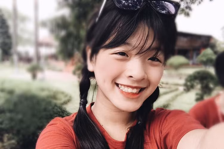 Sau 4 năm rời cuộc thi, vẫn với đôi mắt biết nói và nụ cười xinh nhưng Hồng Khanh đã lớn phổng phao và ra dáng một thiếu nữ. (Ảnh: FBNV)