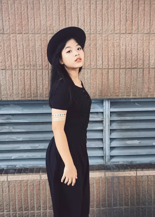 Tuy bị loại ở vòng đối đầu tại cuộc thi Giọng hát Việt nhí nhưng Hồng Khanh vẫn là cái tên được nhiều khán giả nhớ đến nhờ giọng hát trong trẻo. (Ảnh: FBNV)