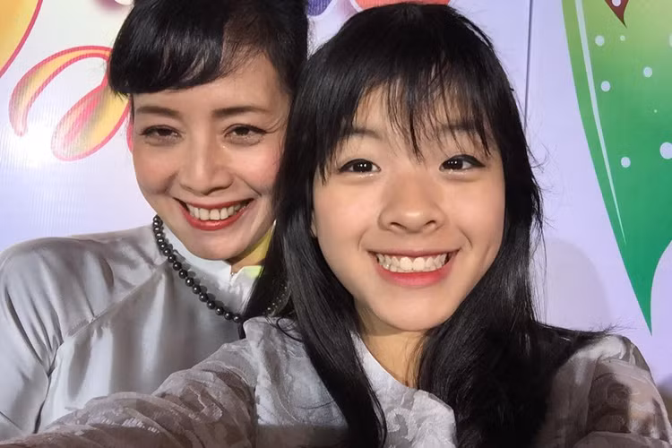 Hồng Khanh được cả bố lẫn mẹ cưng chiều nhưng lại gần gũi và quấn quýt với mẹ hơn. (Ảnh: FBNV)