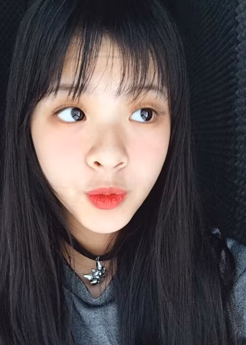 Ái nữ nhà nhạc sĩ Hồng Quân có sở thích chụp ảnh tự sướng giống như nhiều cô cậu cùng tuổi. (Ảnh: FBNV)