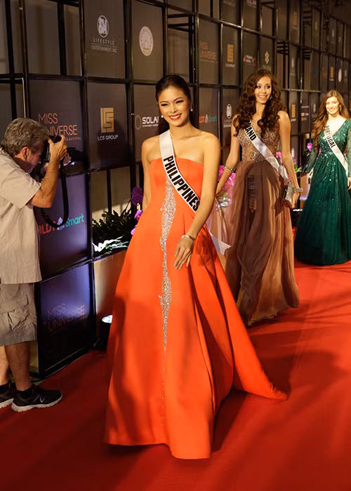 Maxine Medina - đại diện nước chủ nhà Philippines được fans trong nước và quốc tế đều yêu mến. Theo format năm nay, top 6 sẽ trả lời câu hỏi đến từ giám khảo. Nếu Maxine lọt top 6 cuộc thi Miss Universe năm nay, nhiều khả năng cô sẽ được gọi tên ở top 3. 