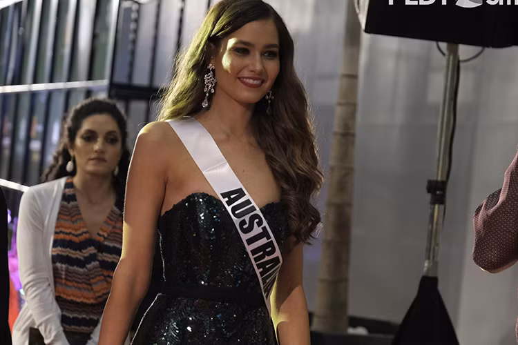 Đứng thứ 7 trong bảng xếp hạng, người đẹp Caris Tiivel đến từ Australia xuất hiện nữ tính hơn khi gần đến bán kết. Tại cuộc thi năm nay, cô được xem là một trong những ứng viên xinh đẹp nhất. 