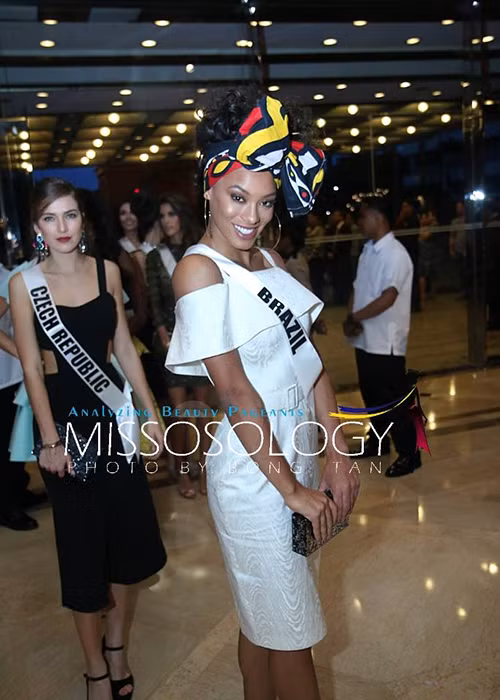 Đứng đầu trong bảng xếp hạng của Missosology là Raissa Santana - đại diện Brazil. Cô vốn sở hữu mái tóc xoăn tự nhiên nhưng đã cố gắng liên tục thay đổi kiểu tóc. Với tính cách thân thiện và nụ cười tỏa nắng, đại diện Brazil ngày càng chiếm được cảm tình của khán giả. 