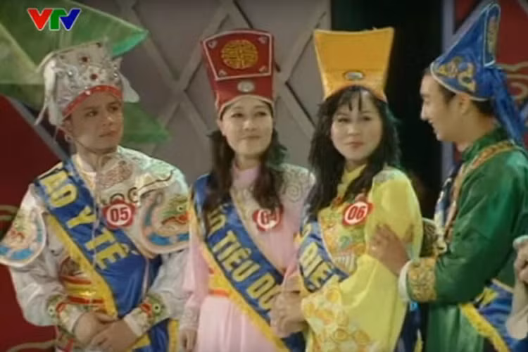 Vai Táo Y tế cũng là vai diễn duy nhất của Anh Tuấn đảm nhận trong chương trình Táo quân cho đến nay. Trong ảnh, các Táo trong chương trình năm 2009 tham gia cuộc thi Hoa Táo. (Ảnh: VTV)