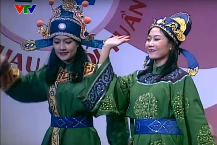 Thu Hương và Vân Dung đã hóa thân cặp chị em song sinh chua ngoa, đanh đá. Cho đến nay, đối với Thu Hương, đây là lần duy nhất cô đứng trên sân khấu của chương trình. (Ảnh: VTV)