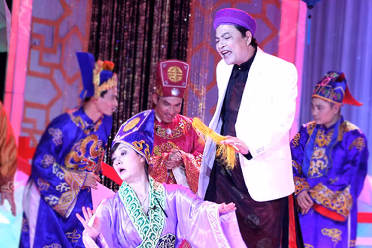 Chia sẻ về vai diễn khách mời, nghệ sĩ Quốc Anh từng cho hay: “Tôi không phải diễn một vai, mà chỉ ra hát một vài bài cuối chương trình, gọi là góp vui một chút thôi”. (Ảnh: NVCC)