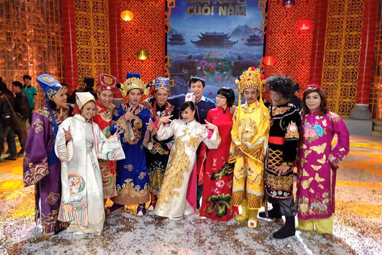 Táo Giáo dục trong Táo quân được đảm nhận bởi nhiều nghệ sĩ như: Vân Dung, Tự Long...Đáng chú ý, va i diễn này từng được giao cho nghệ sĩ Hồ Liên (áo tím). (Ảnh: Vietnamnet)