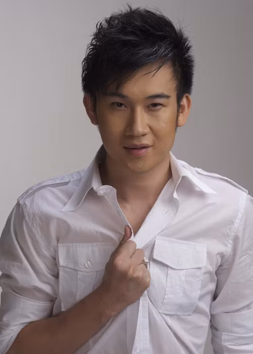 Ở hải ngoại, Dương Triệu Vũ là nam ca sĩ được yêu thích của trung tâm Thúy Nga – Paris By Night. Tuy nhiên, khi sự nghiệp ở hải ngoại đang trên đà phát triển, em trai Hoài Linh đã quyết định trở về Việt Nam hoạt động vào cuối năm 2009. (Ảnh: Tuổi trẻ) 