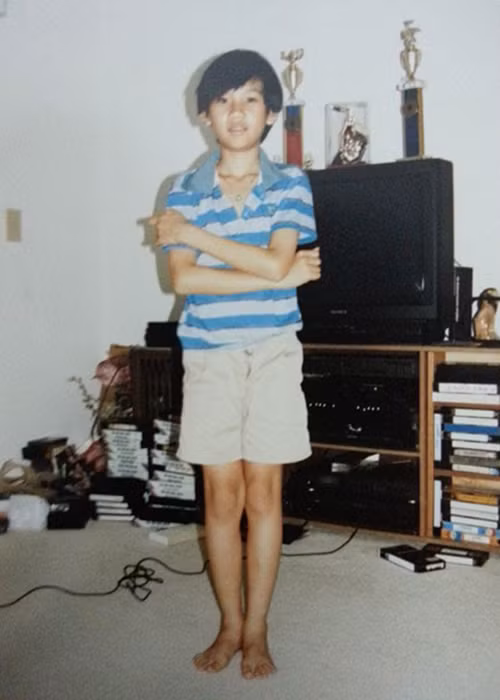 Song song với niềm đam mê sách vở, Dương Triệu Vũ còn bộc lộ năng khiếu về âm nhạc. Năm 1994, anh đoạt giải quán quân trong một cuộc thi hát dành cho thiếu nhi do một nhà thờ tổ chức. Sau đó, anh trở thành ca sĩ solo hát tại nhà thờ địa phương. (Ảnh: Zing) 