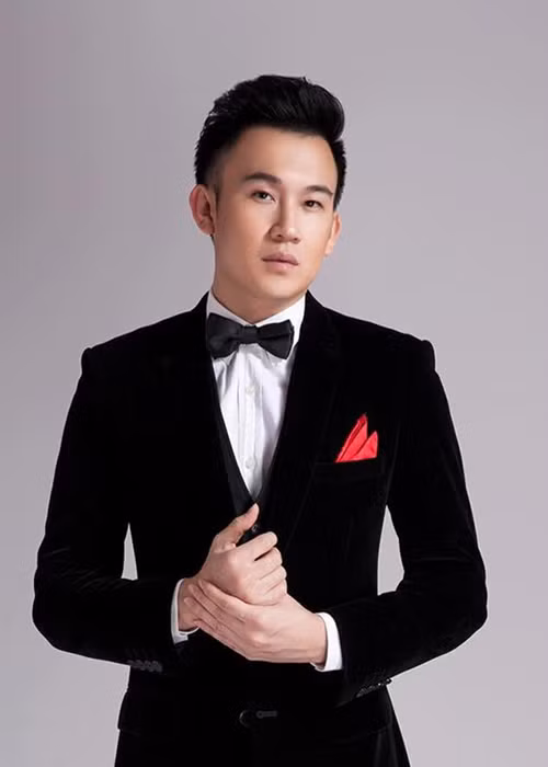 Từ năm 2009 đến nay, Dương Triệu Vũ đều đặn ra mắt sản phẩm âm nhạc: album “Siêu nhân” (2011), album “The best of Dương Triệu Vũ” (2011), MV “Những giấc mộng dài”, album “Ta đã có bao nhiêu mùa nhớ” (2015), MV “Muộn màng” (2015), single “When I cry” (2016)... (Ảnh: FBNV) 